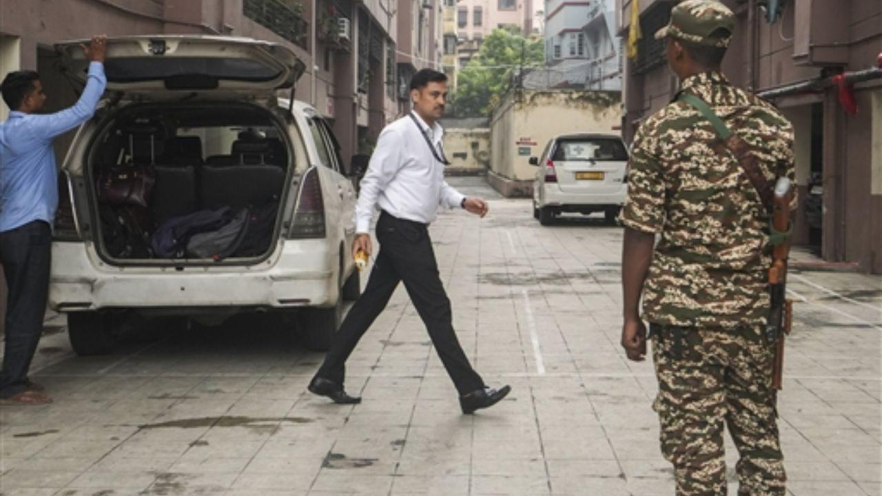 The CBI team raided the residences of Dr Sandip Ghosh and Dr Debashish Som, seizing documents and evidence as part of their ongoing investigation into corruption at the medical college.