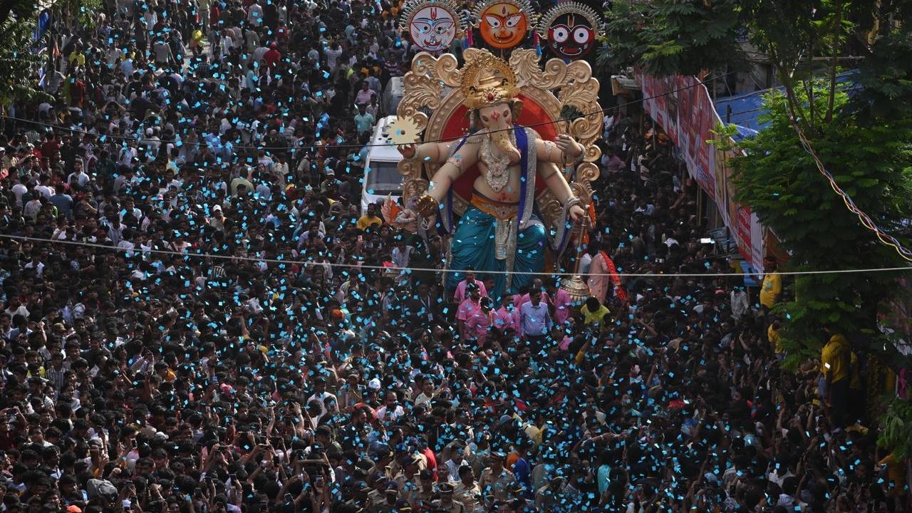 The officials said that due to the Ganpati festival celebrations at Lalbaug, a large number of devotees have gathered which is likely to cause traffic congestion in the area. Starting from 2:30 PM, buses operating on routes 1, 2, 4, 5, 6, 7, 8, 11, 15, 19, 22, and 51, which typically head towards Byculla, will be redirected over the Lalbaug bridge