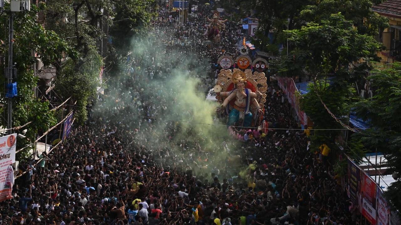 A Large crowd is expected to attend the aforesaid procession, which may lead to traffic congestion on the said route, therefore to prevent obstruction and inconvenience to the public a traffic management order was being issued, the traffic advisory stated.