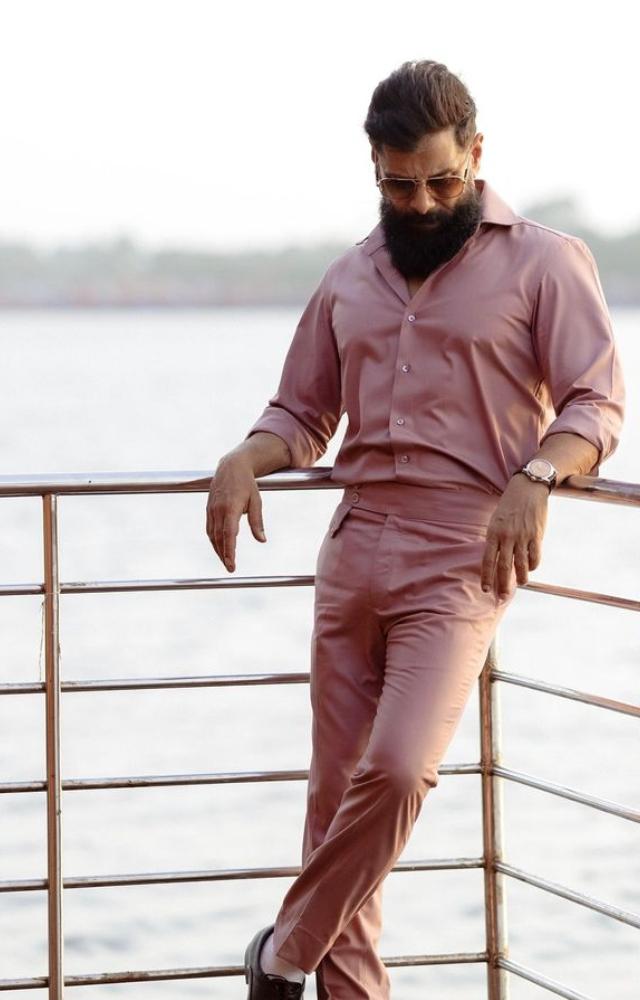 The actor comfortably looked stylish in this one-tone outfit