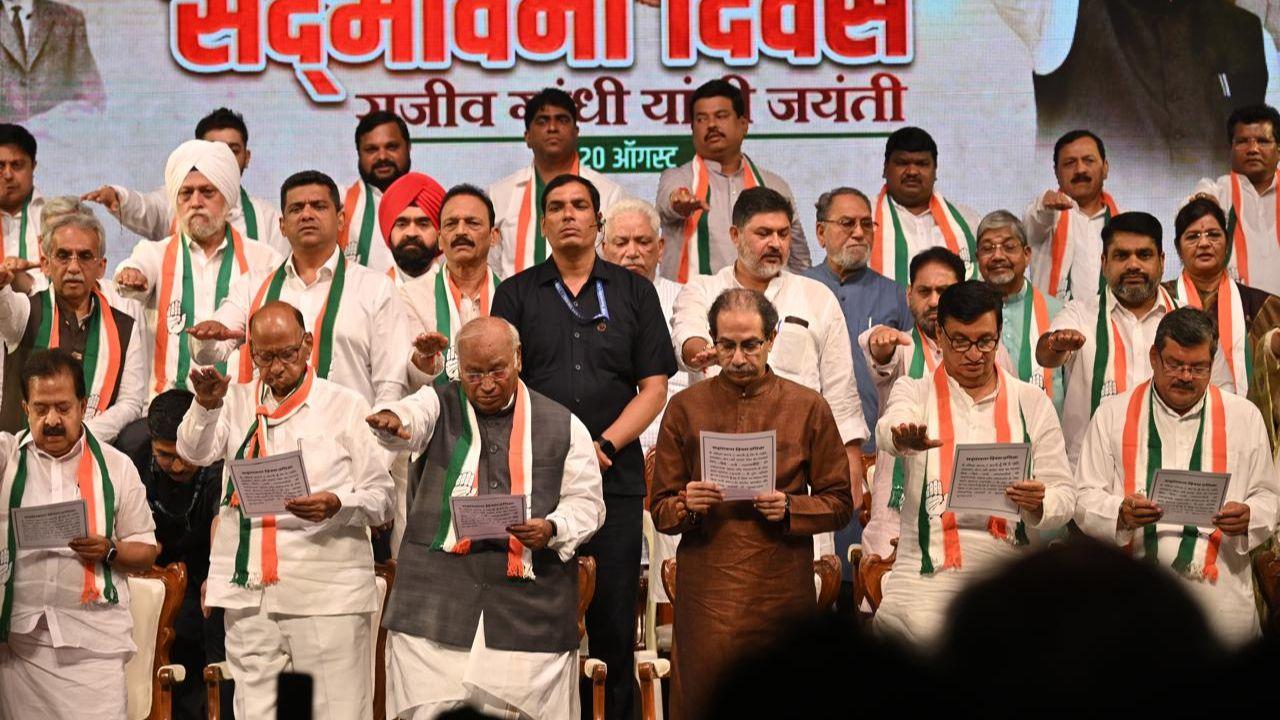 Congress National President Mallikarjun Kharge, Maharashtra In-Charge Ramesh Chennithala, Congress State President Nana Patole, MP Varsha Gaikwad and others welcomed Thackeray and Pawar at the event held at Shanmukananda Auditorium.