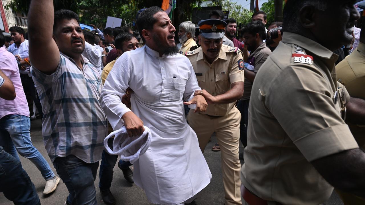 Congress had earlier announced that it will hold a nationwide agitation on August 22. Pics/Atul Kamble