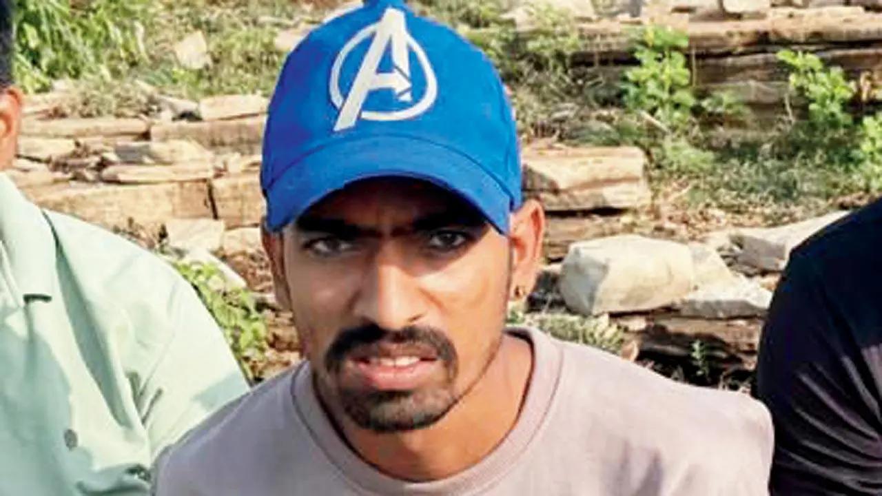 Uran murder case: Killer of 20-year-old woman sent to police custody
The Navi Mumbai police have made one arrest in connection with the murder of a 20-year-old woman, whose body was found in an isolated spot in Uran. The accused identified as Dawood Shaikh, 23, was apprehended in Karnataka on Tuesday. Read More
 