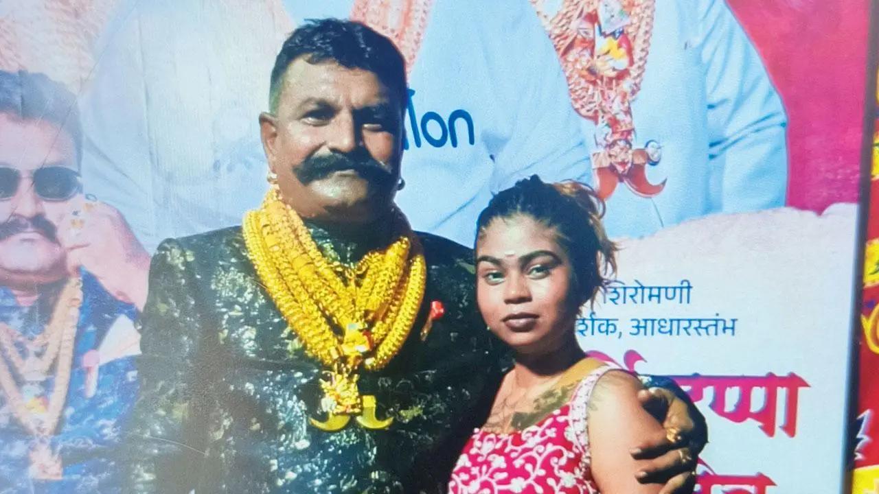 Guru Waghmare murder: Rs 12 lakh for city Ghajini’s head!
The mastermind behind Guru Waghmare’s murder, Santosh Sherekar, owner of the Soft Touch Spa, allegedly paid a contract of R12 lakh to the two accused. Of this amount, R6 lakh each was distributed among the two killers. Read More
 