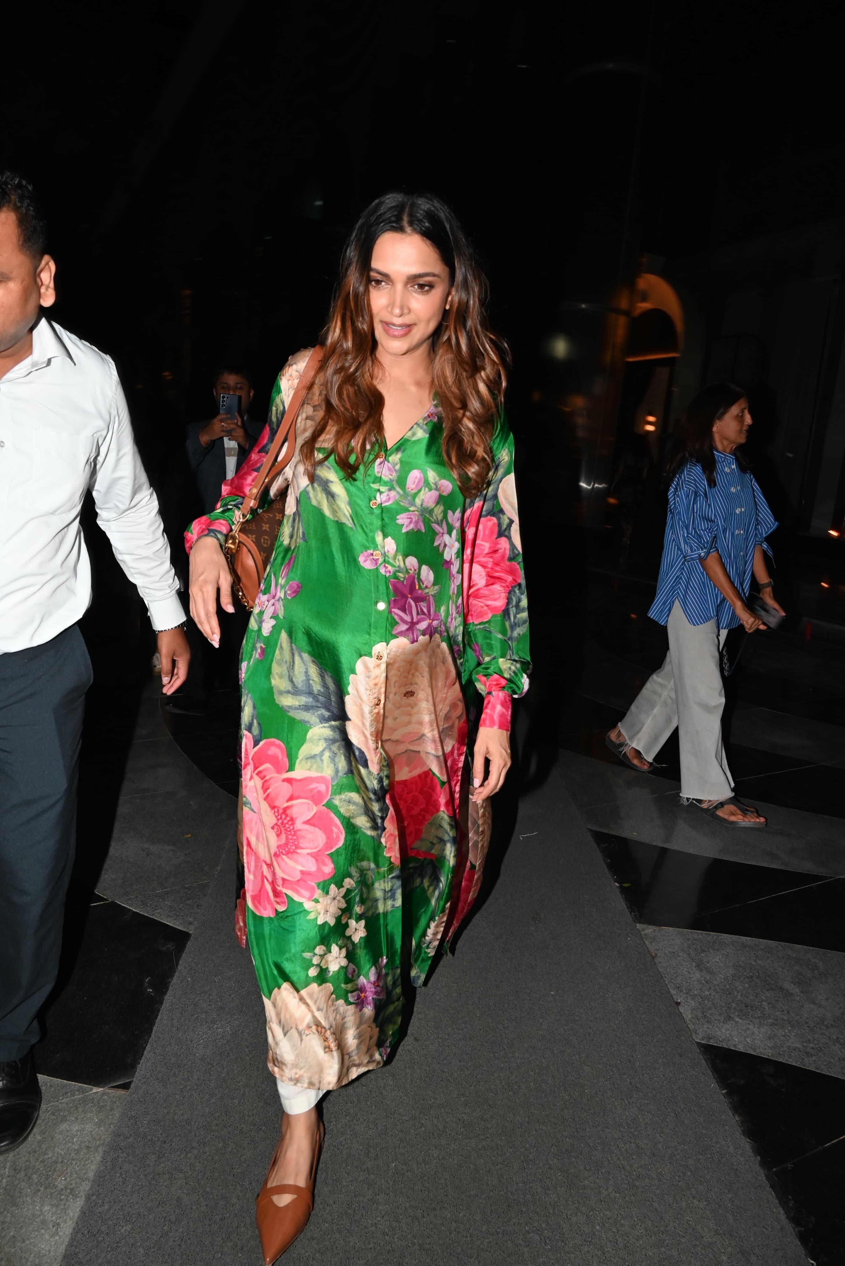 Deepika Padukone enjoyed a night out in the city in this beautiful Sabyasachi kurta set. Dont miss the bag worth more than 3 Lakhs (Pic/Yogen Shah)