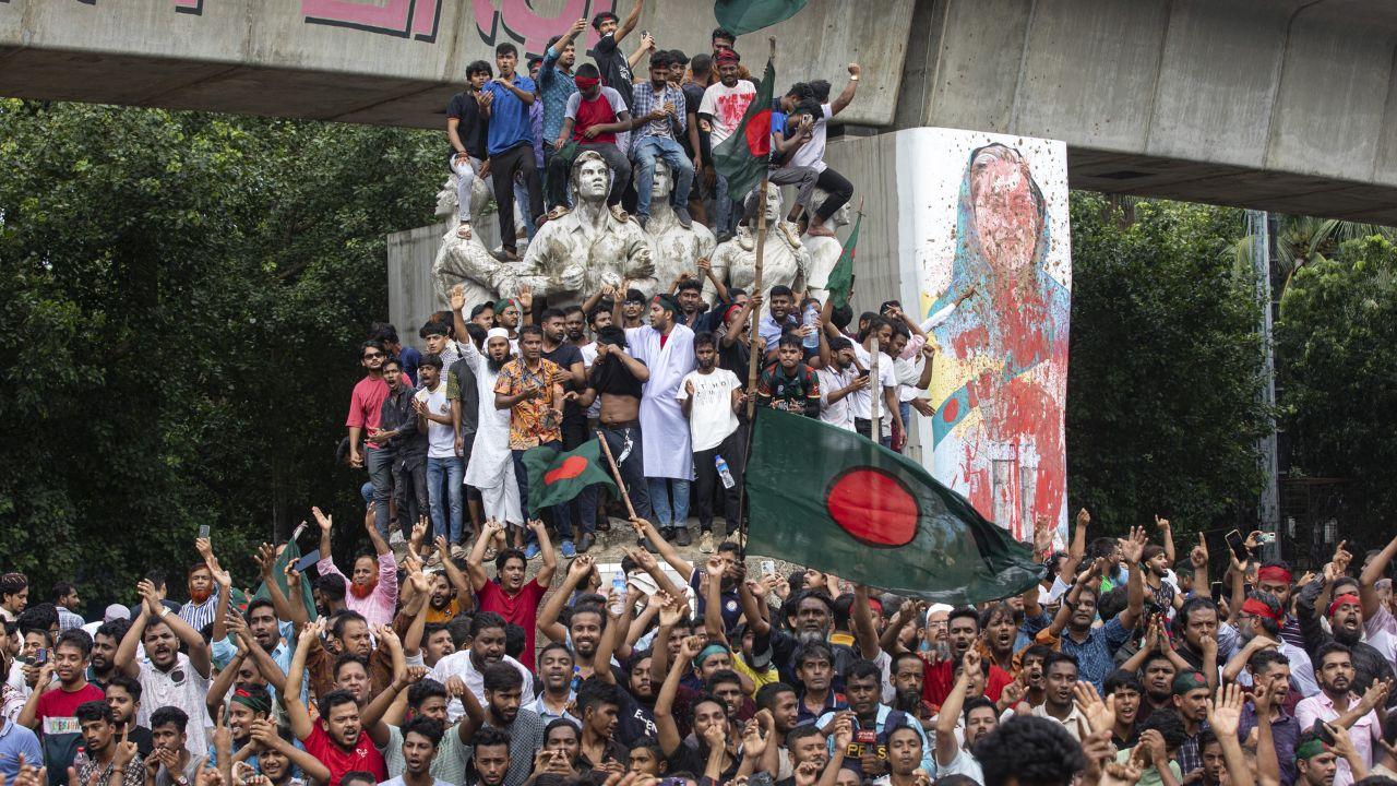 Thousands of protesters stormed and vandalised Sheikh Hasina’s official residence, Ganabhaban, in Dhaka. Video footage showed jubilant crowds looting the residence and celebrating on its premises. Despite a military curfew, the protesters defied the restrictions to express their dissatisfaction with Hasina’s government.