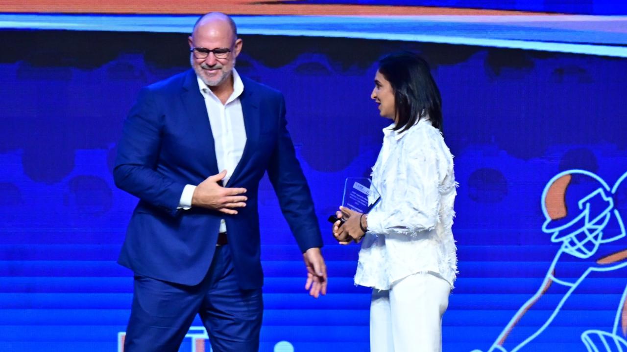 Harmanpreet Kaur receives special award for best captain from Matthew Hayden during the ‘CEAT Cricket Ratings Award 2024
