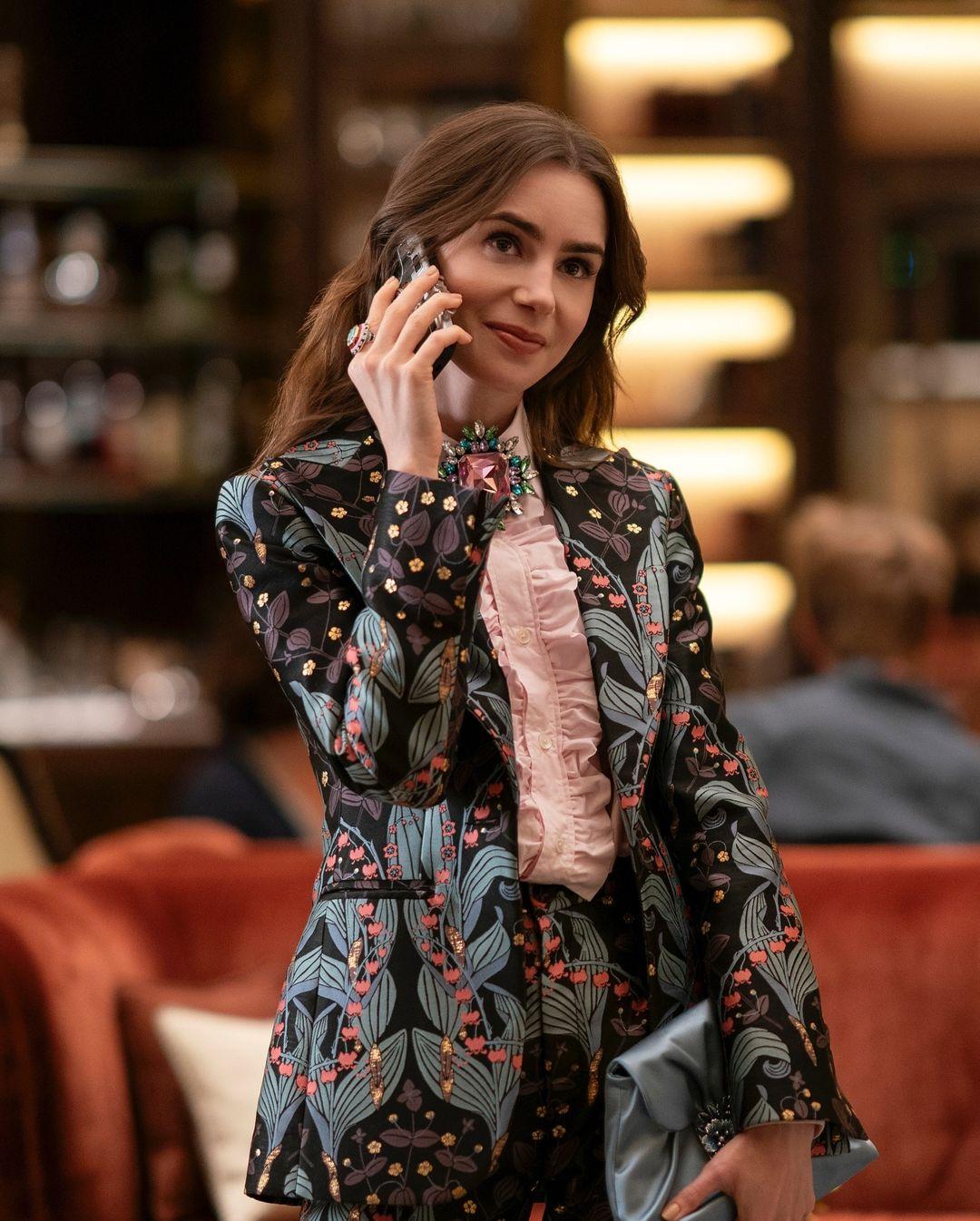 Emily's style evolves, becoming stronger and reinterpreting Parisian fashion.