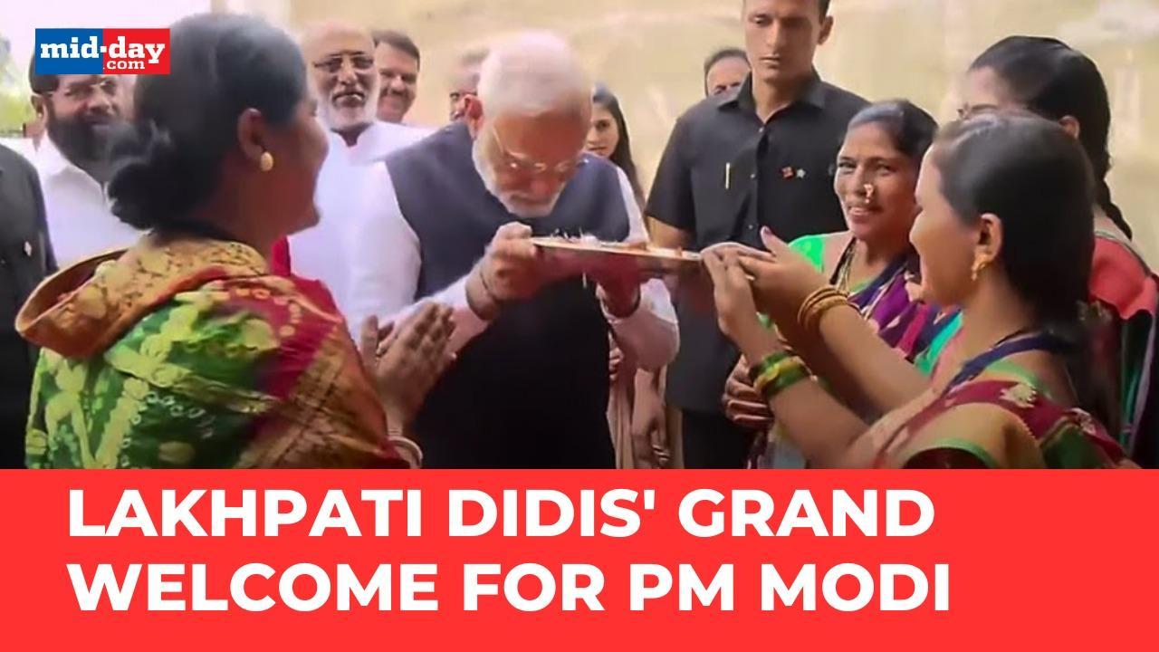 PM Modi's lovely gesture at Lakhpati Didi Sammelan wins hearts - WATCH