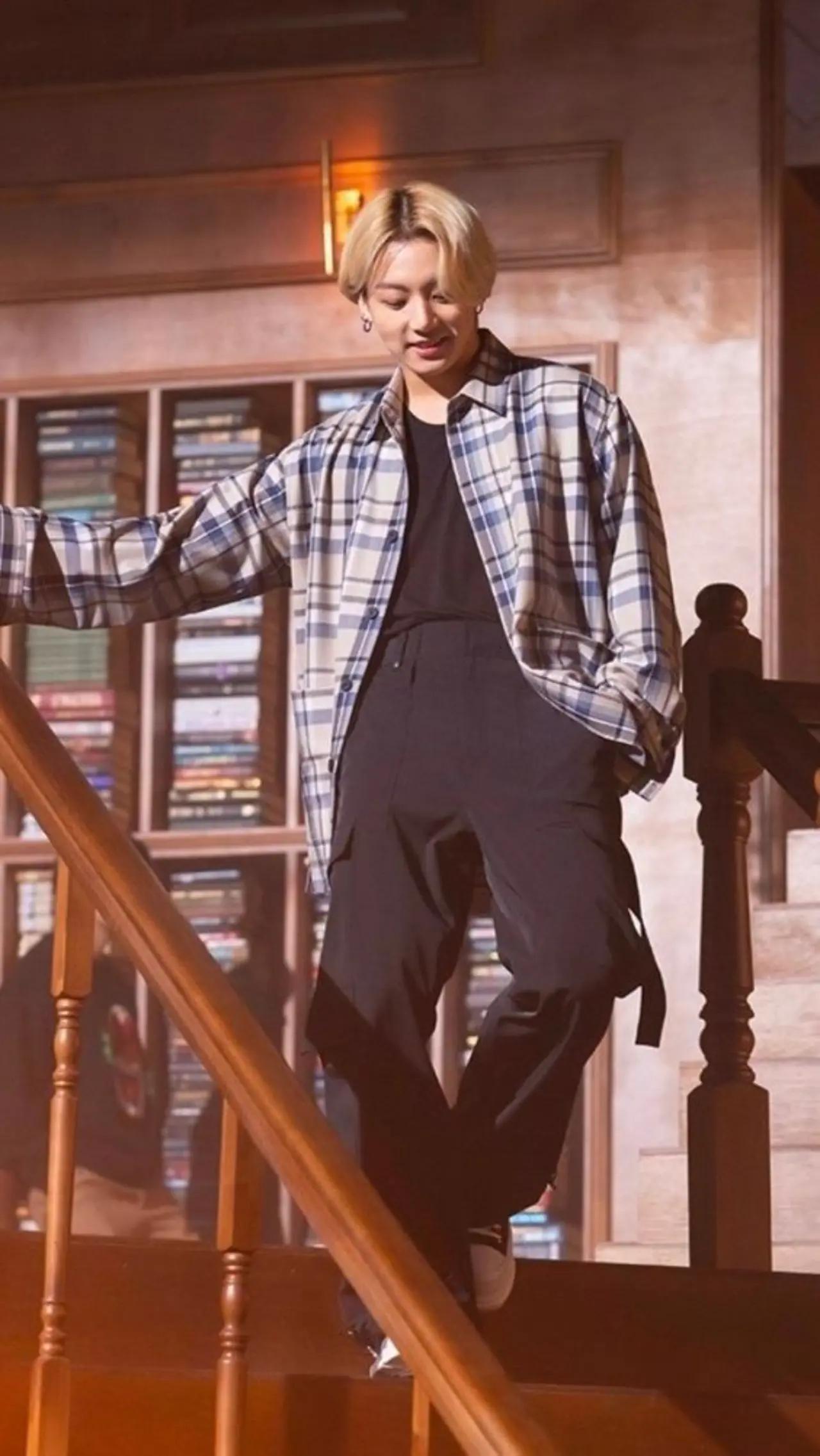 Another classic Jungkook laid-back outfit - a simple black tee paired with an oversized flannel (are you seeing the pattern with the black, oversized, flannel and leather like we are?) and high-waisted pants. The perfect cosy ensemble for a winter day in.