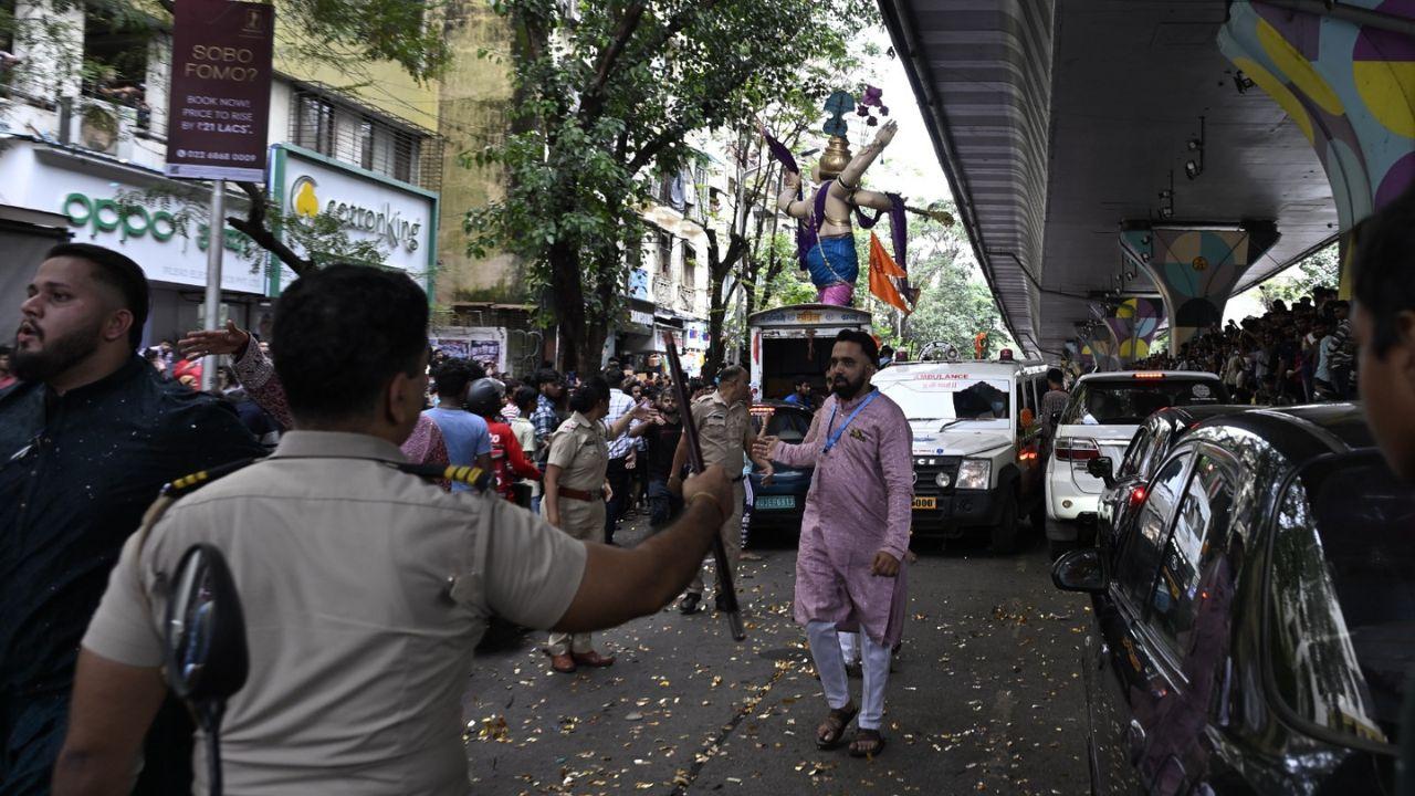 Concurrently, devotees from Mazgaon Tadwadi participated in the Ganesh idol arrival procession at Lalbaug, displaying their devotion as they prepared for the upcoming Ganesh Chaturthi festival. 