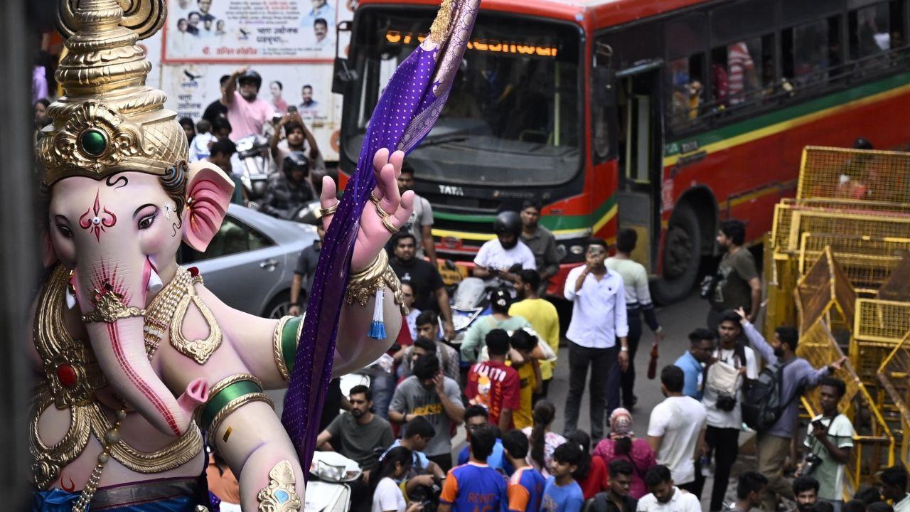 The idol, belonging to the Mahdevachi Wadi te Vageshvari Sarvajnik Ganesh Utsav Mandal, was being carried to its pandal. The Ganesh Chaturthi 2024 celebrations are scheduled to begin on September 7, 2024.