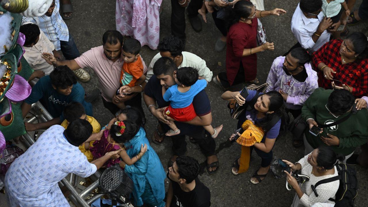 Meanwhile, in a commendable act, youngsters from the Kala Chowki Ganesh Utsav Mandal cleared the way for an ambulance stuck in the crowd during the Ganesh idol’s arrival procession at Lalbaug. 