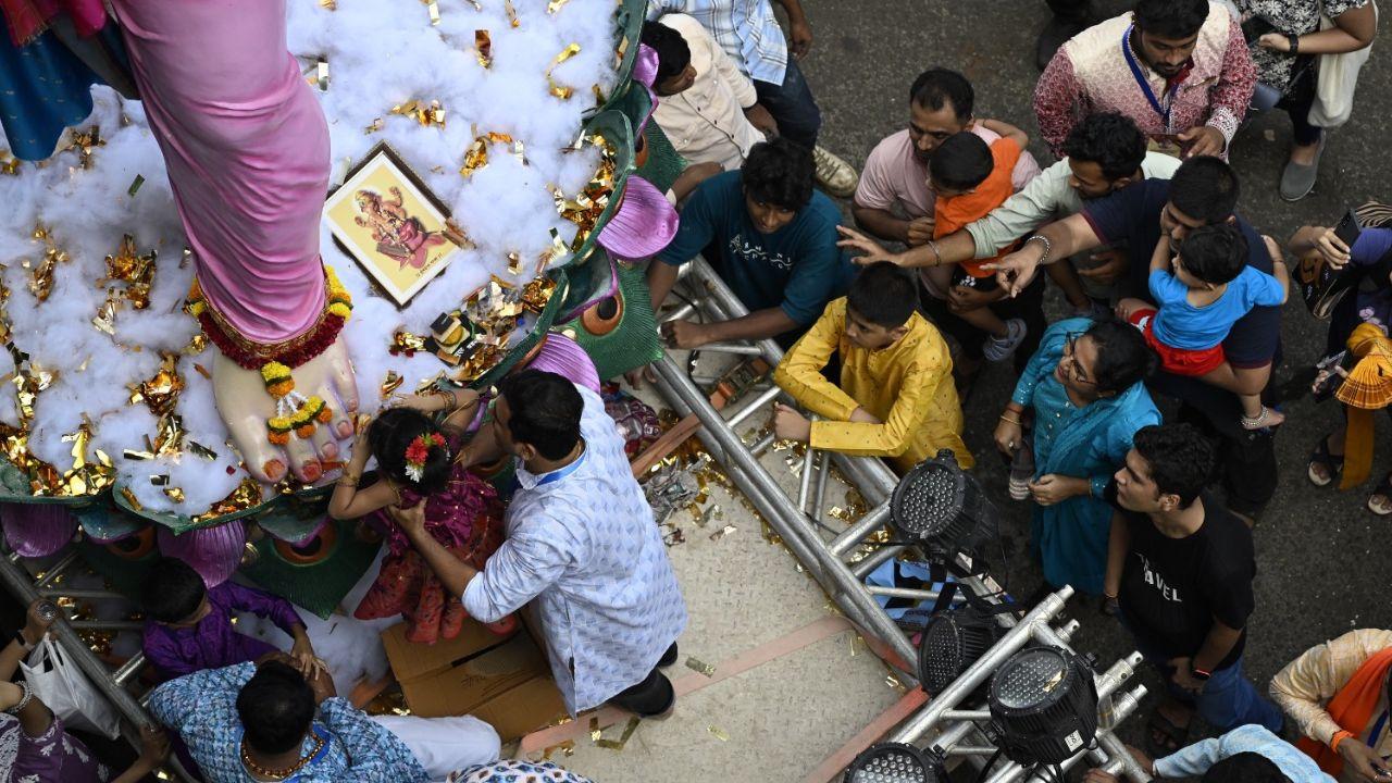 Parents and their children were seen venerating the Ganesh idol as it made its way through Lalbaug during the Kala Chowki Ganesh Idol arrival procession. 