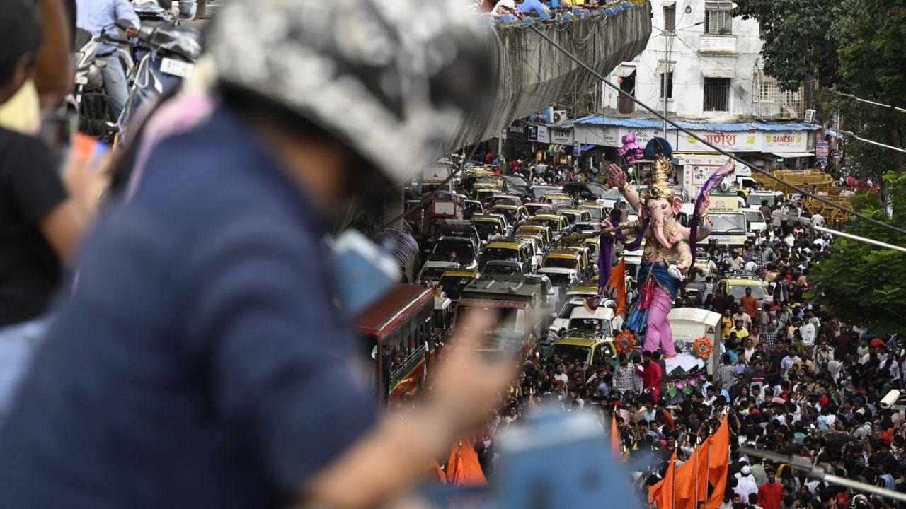 A large crowd of youngsters had gathered in Kala Chowki to witness the arrival procession of the Ganesh idol at Lalbaug. 