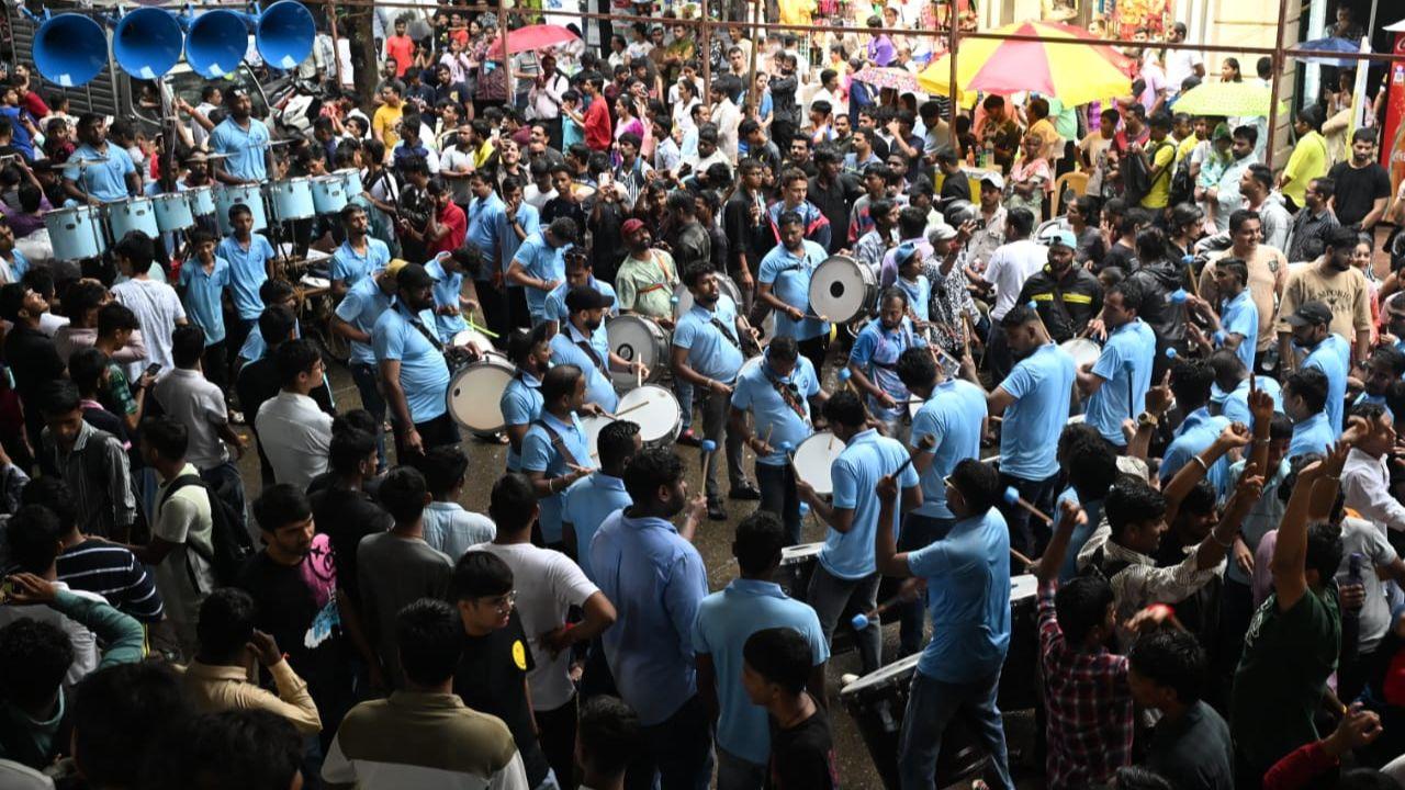 Simultaneously, to ensure smooth travel during Ganesh Chaturthi 2024, the BMC has launched an intensive road repair campaign across Mumbai. The additional municipal commissioner, Abhijeet Bangar, has instructed that all roads be made pothole-free before the festival begins. The repairs will be carried out using the effective ‘mastic’ method.