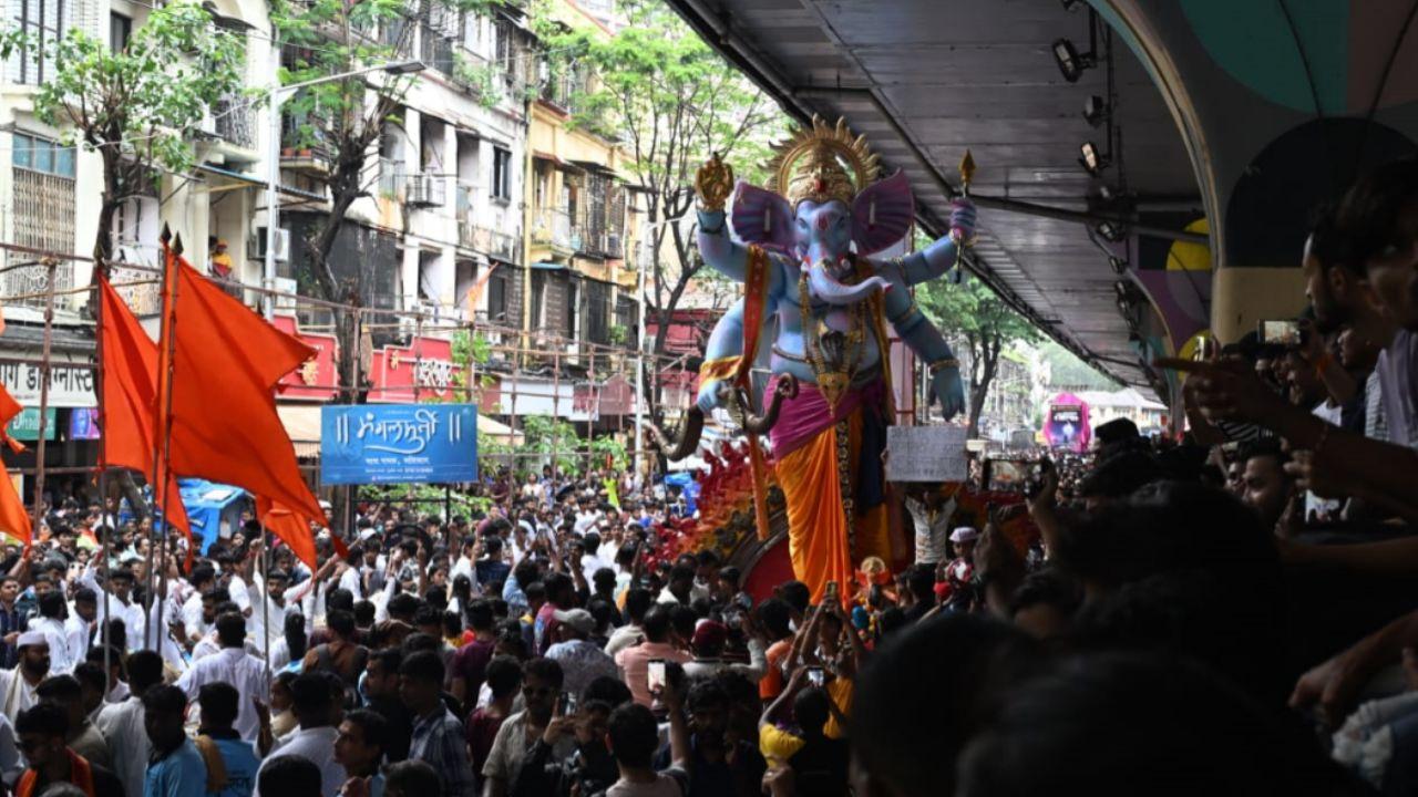 To facilitate the road repair process, the BMC has instructed contractors to ensure a steady supply of mastic and to keep mastic cookers in good working condition. The civic body has emphasised the need for coordination among various departments to ensure the smooth completion of road repairs ahead of the festival.