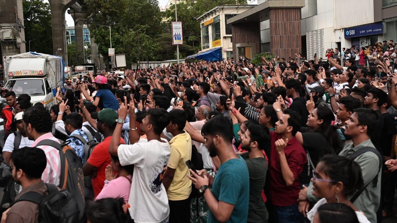 Parel area in central Mumbai witnessed a sea of devotees who gathered to welcome the Lord Ganesh idol