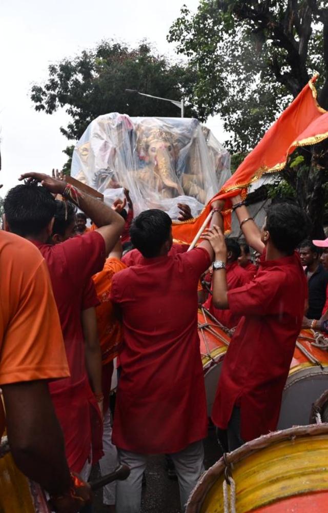 Devotees reached Parel area in central Mumbai to warmly welcom Lord Ganesh, despite ongoing rains across Mumbai on Saturday