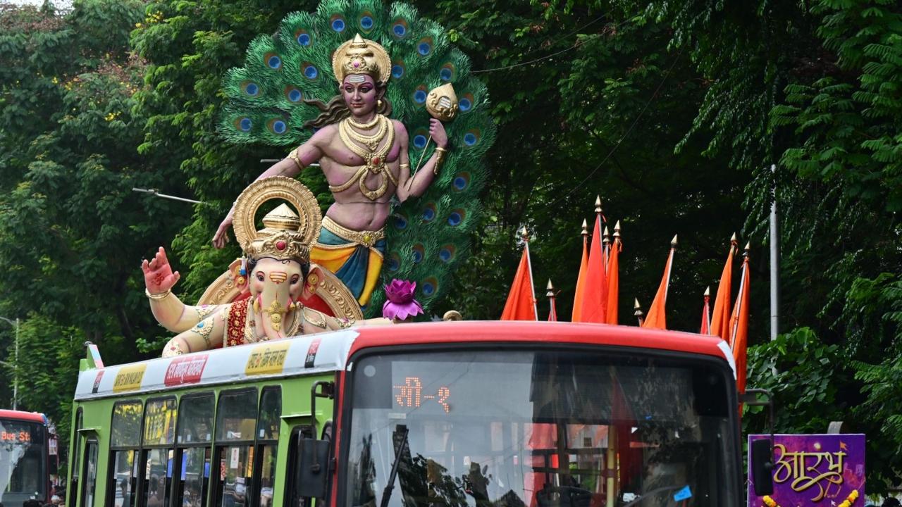 An 18-foot-tall idol of Lord Ganesha, created at Parel Railway workshop was being shifted to Surat by the Jai Malhari Mitra Mandal, marking a significant event for devotees