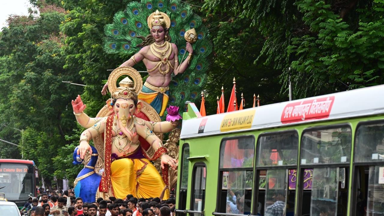 The grand idol, which stands at an impressive 18 feet, is one of the largest in the region and has been crafted with great devotion and skill