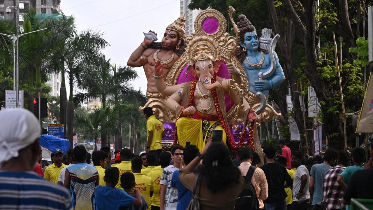 Throughout the 10-day festival, devotees conduct daily pujas (worship) with devotion and reverence. The ceremonies involve chanting Vedic hymns, reciting the Ganapati Atharvashirsha, and offering goods such as modaks (sweet dumplings), coconut, jaggery, durva grass, and red flowers, all of which are popular with Lord Ganesha