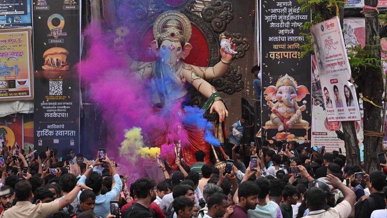 Ganesh Chaturthi, one of Hinduism's most widely celebrated festivals, commemorates the birth of Lord Ganesha. Pics/Atul Kamble