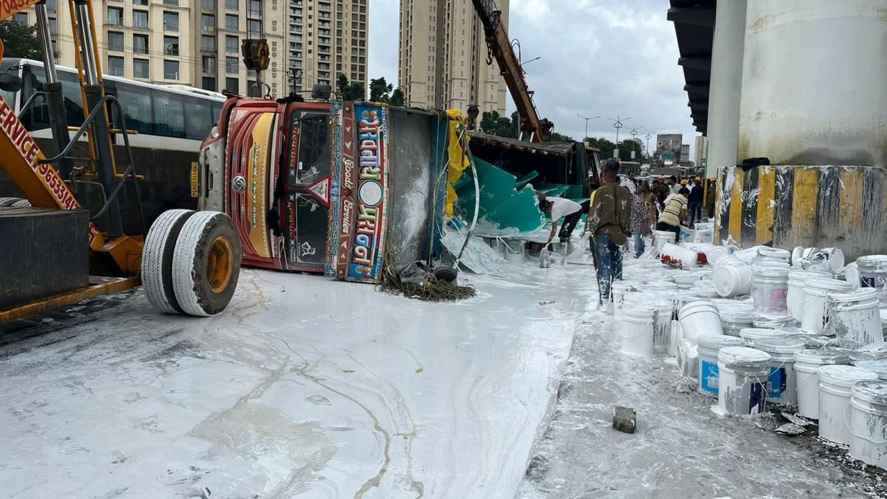 An Ashok Leyland truck, carrying 26 tons of Asian Paints color, overturned on the road leading to Ghodbunder