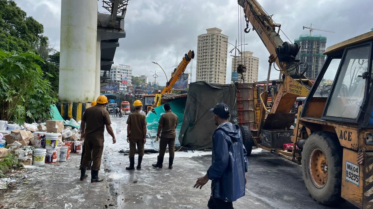 Emergency services, including traffic police, disaster management cell personnel, and fire brigade teams, were quickly deployed to the scene. 