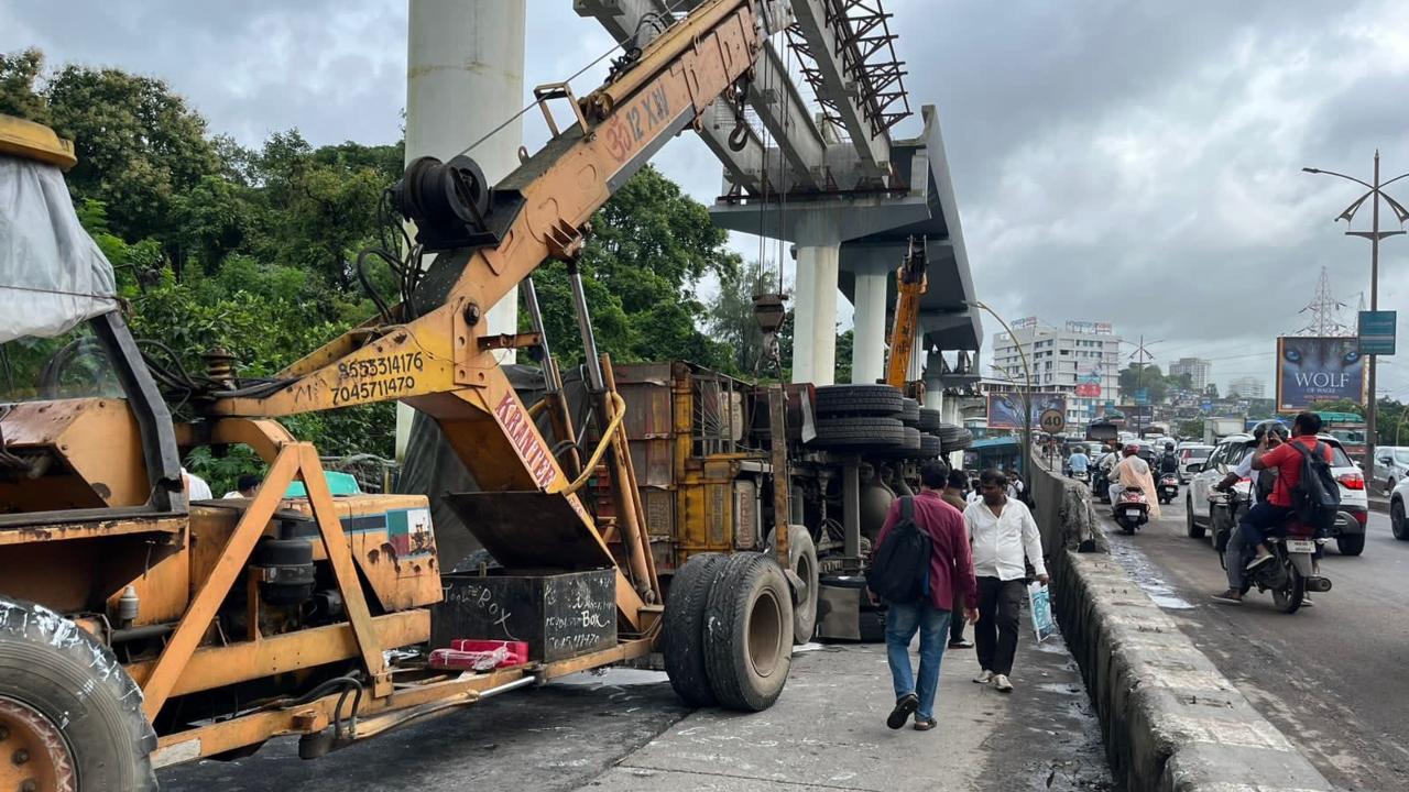 The truck, owned Rahul Ghadge and driven by Nilesh Maske, was en route to Baroda from Khandala