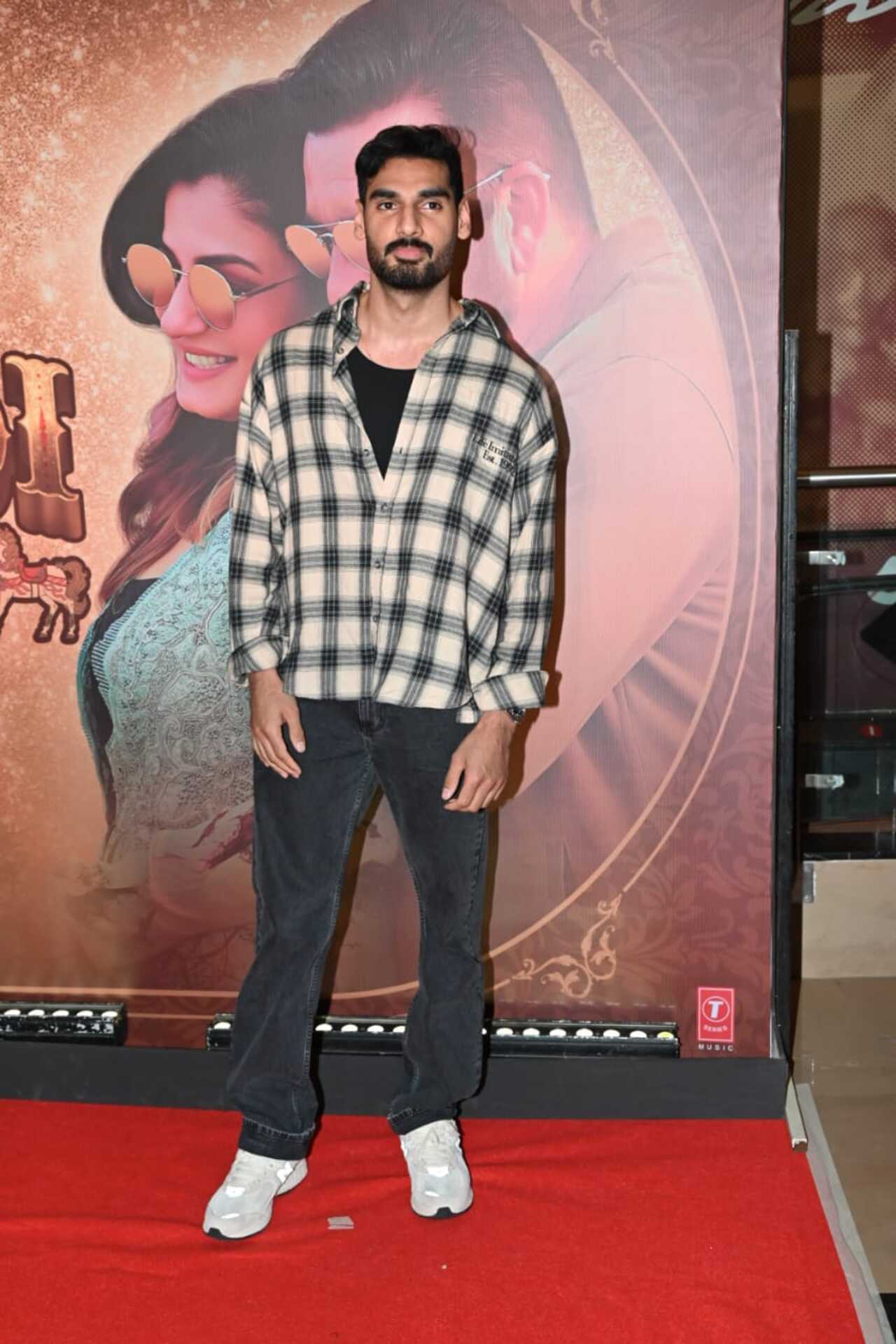 Joining them was their son Ahan Shetty, who kept it casual in a flannel shirt and black trousers. 