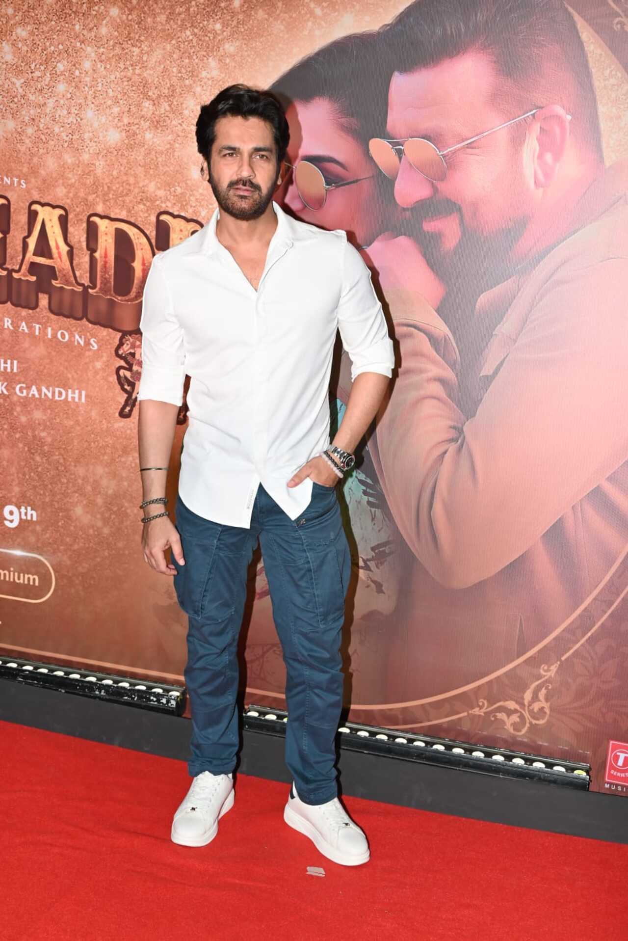 ‘Rustom’ actor Arjan Bajwa also graced the screening in a white shirt and blue jeans. 