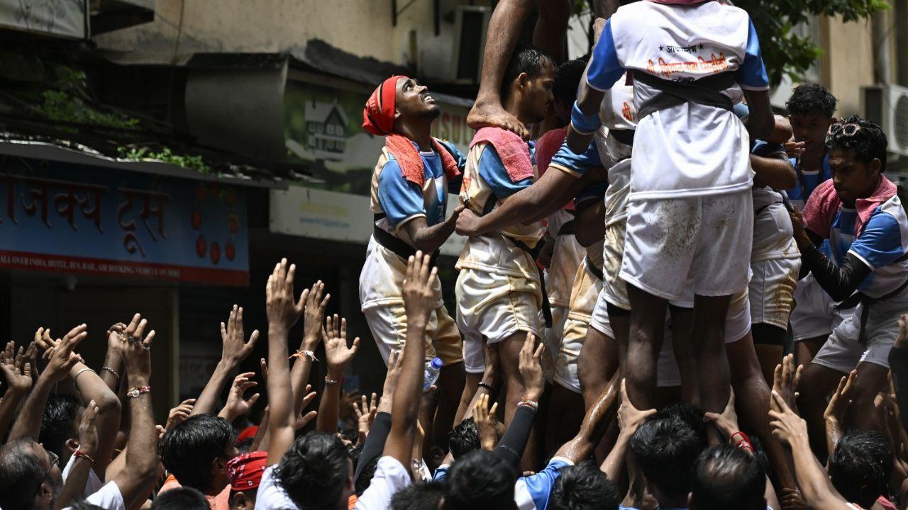 The placement of Dahi Handis at major intersections, coupled with haphazard parking by Govinda groups, caused significant traffic snarls in Mumbai. Many areas experienced congestion throughout the day.