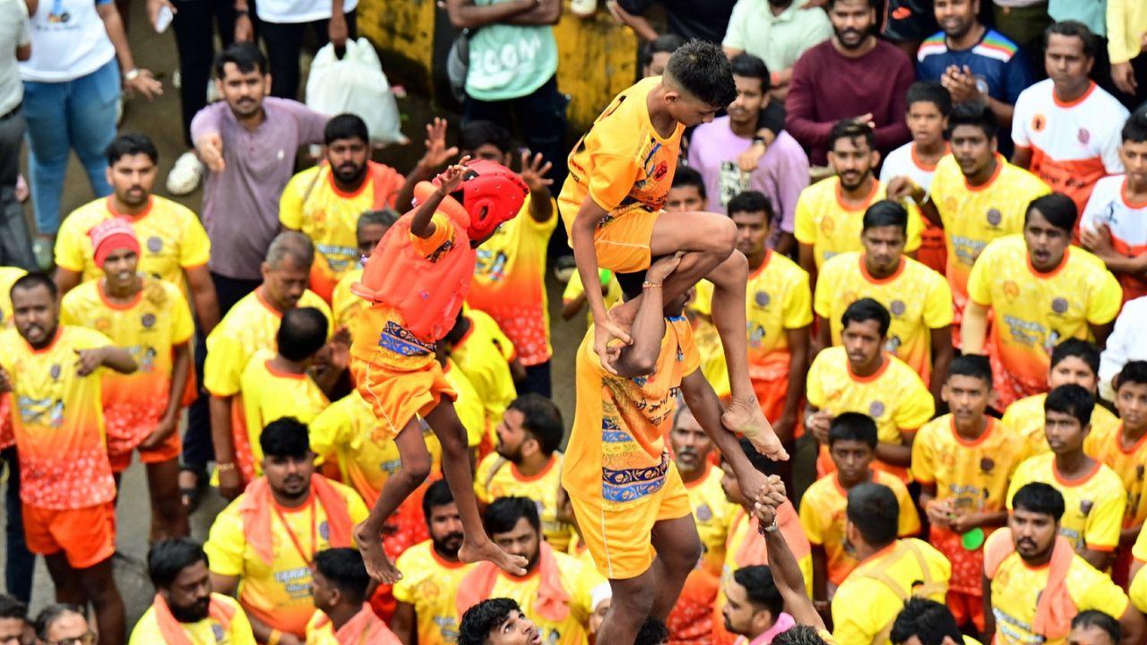 In response to recent reports of sexual assault in Maharashtra, several Govinda groups displayed social messages on banners while participating in the Dahi Handi events. This effort was aimed at raising awareness and promoting social responsibility.