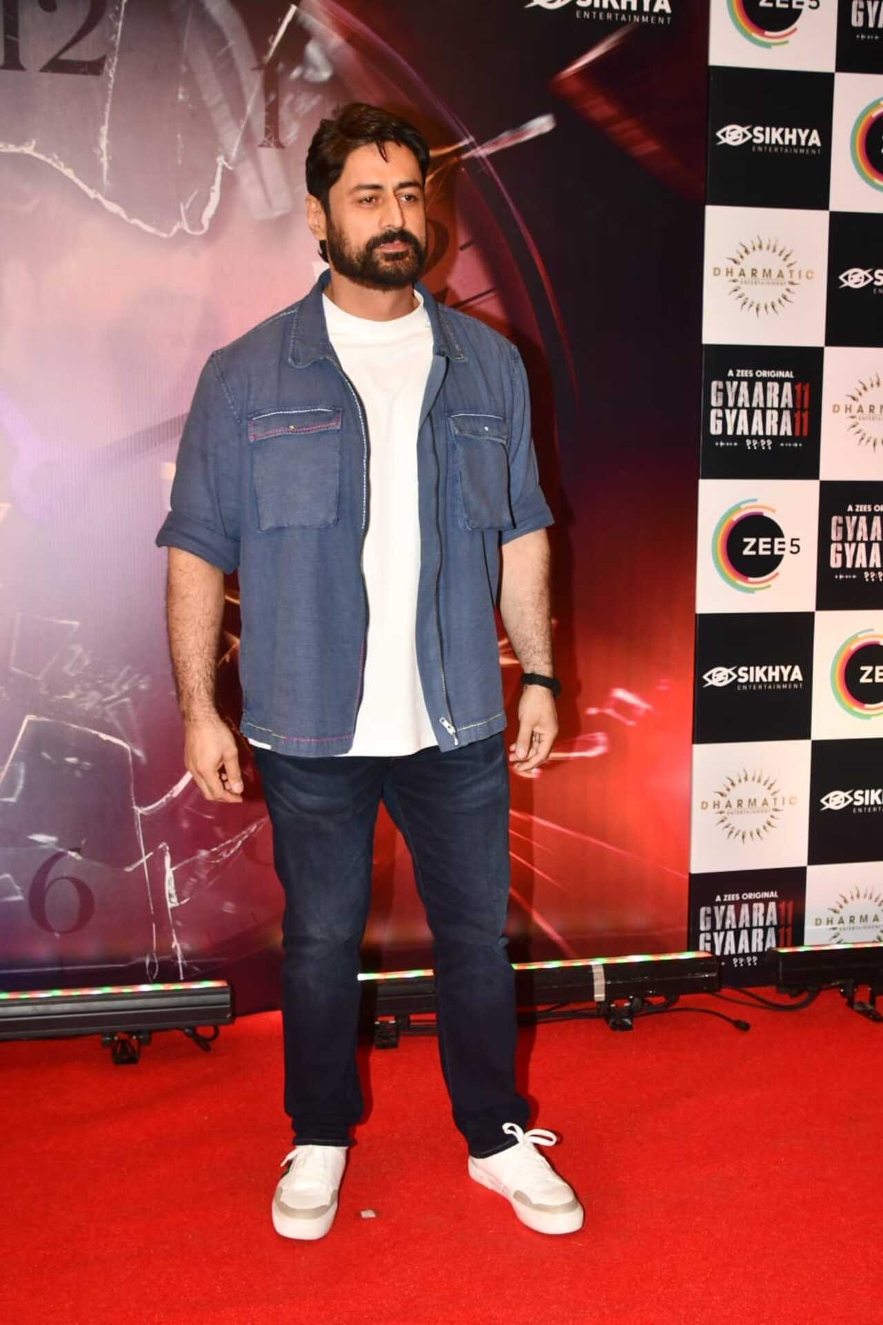 Popular television actor Mohit Raina was also spotted on the red carpet in a casual avatar. 