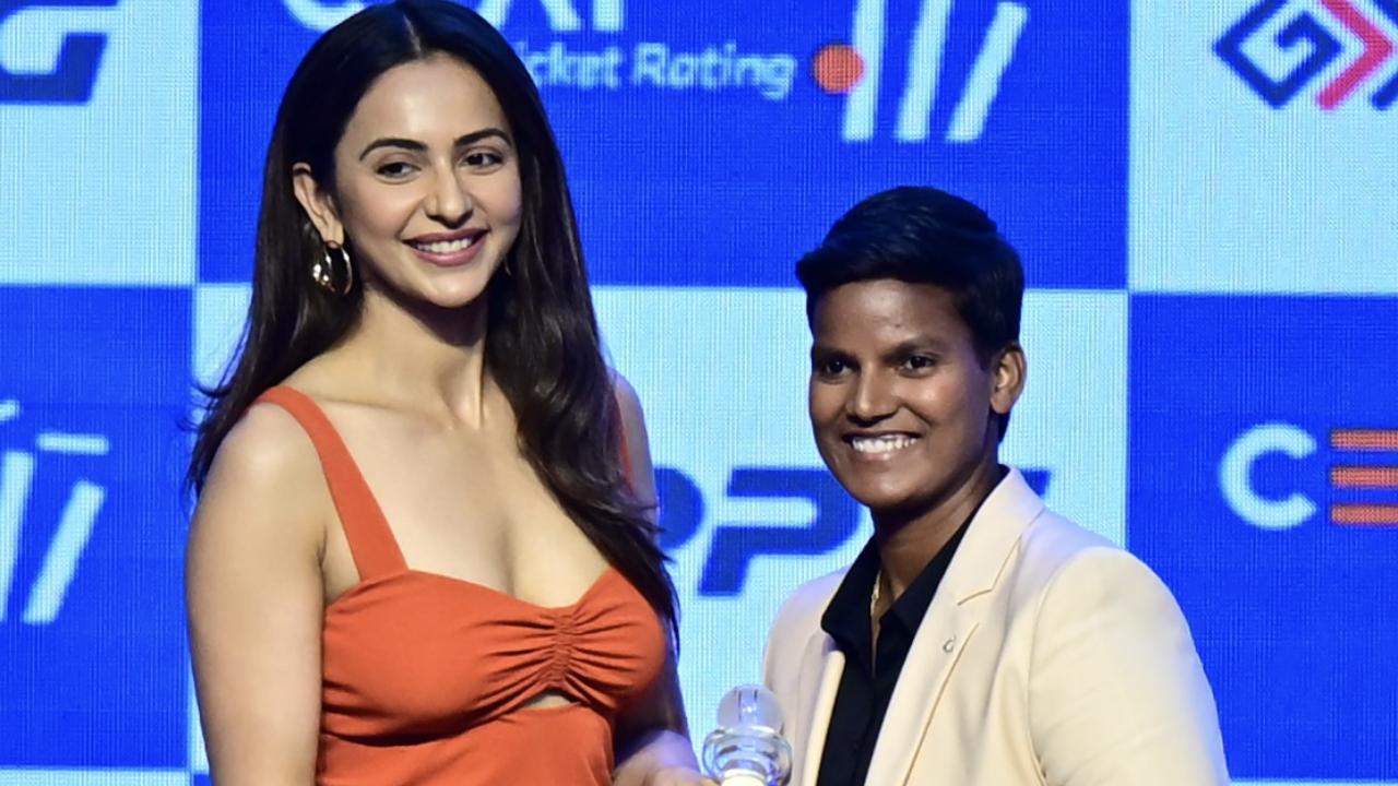 Deepti Sharma receives CEAT women’s Indian bowler of the year from Bollywood actress Rakulpreet Singh