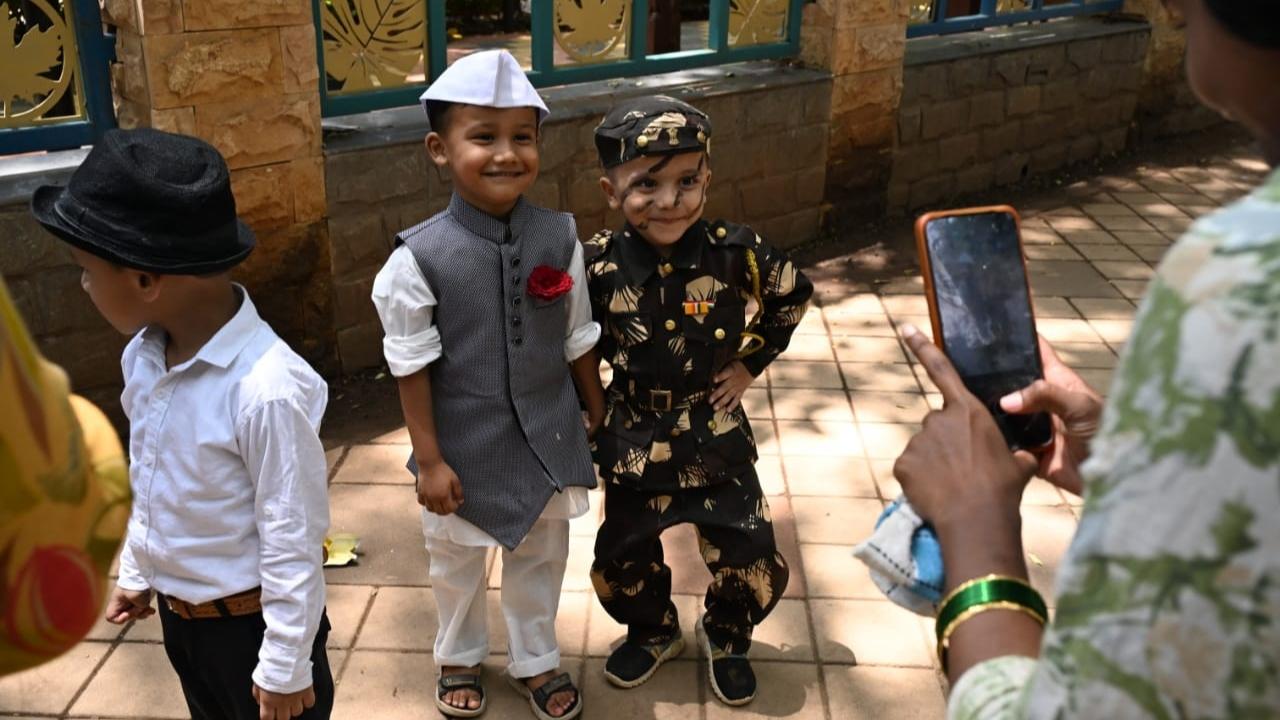 Many schools organise cultural programs that showcase traditional dances, music performances, and dramatic renditions of historical events as part of Independence Day celebrations 