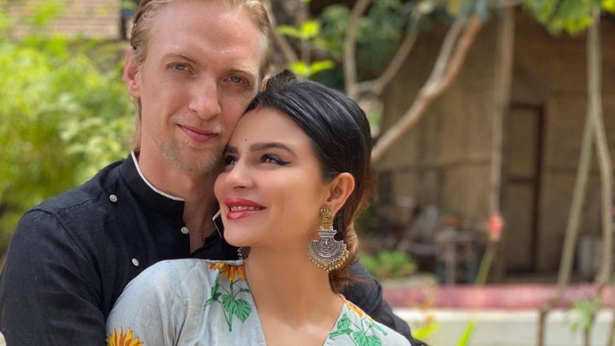 Aashka Goradia met her American boyfriend, Brent Goble, in 2016 at an event in Las Vegas, and they got married in 2017.