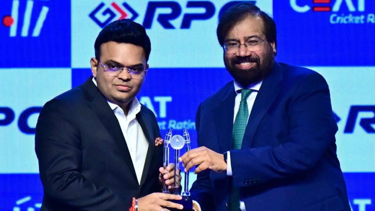 Jay Shaha recives the CEAT award for excellence in sports administration from Harsh Goenka-Chairman, RPG during the CEAT Cricket Ratings Award 2024