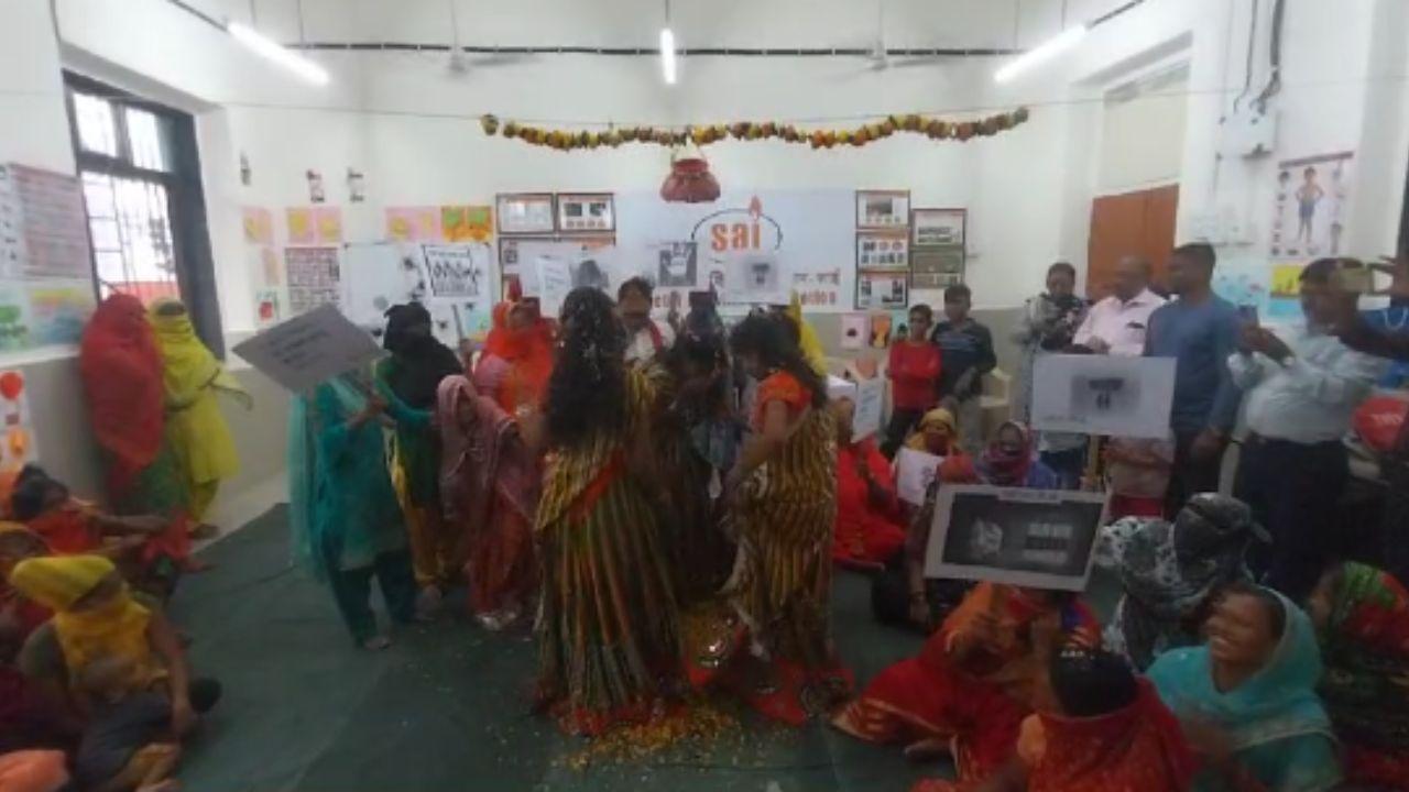 On Janmashtami, devotees observe fasts, perform pujas, and participate in prayer ceremonies at homes and temples. 