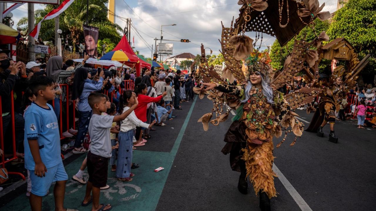Alongside the parade, the carnival features performances such as traditional dance, music, and theatrical acts, enhancing the cultural and artistic experience.