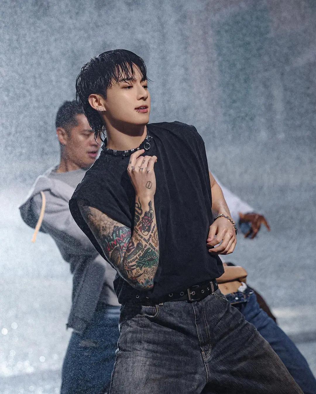 Putting his tattoos on display, we get a better look at how Jungkook styled this outfit and took it from basic to HOT.