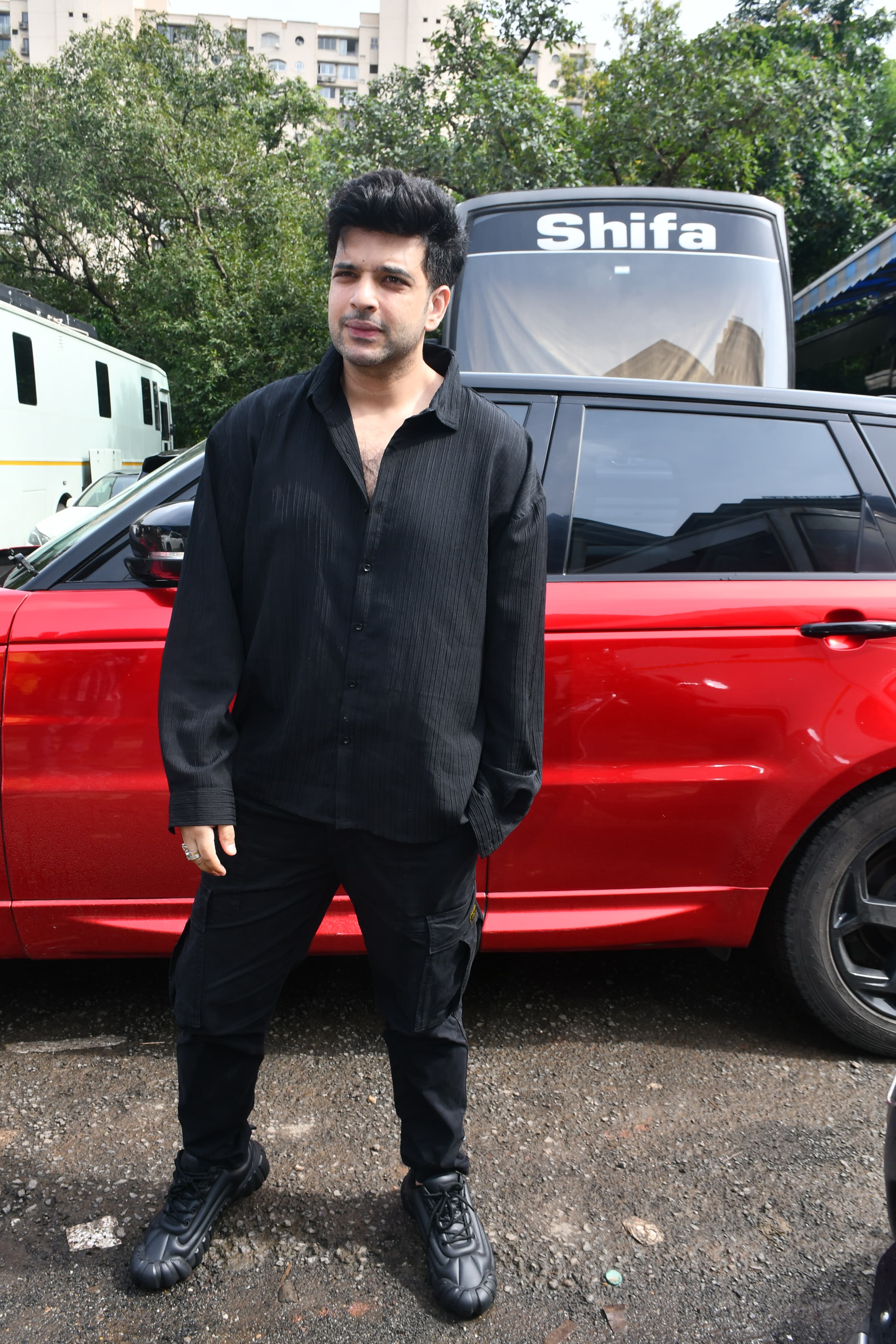 Karan Kundrra reached at the set of Laughter Chefs in an all-black outfit, looking super hot