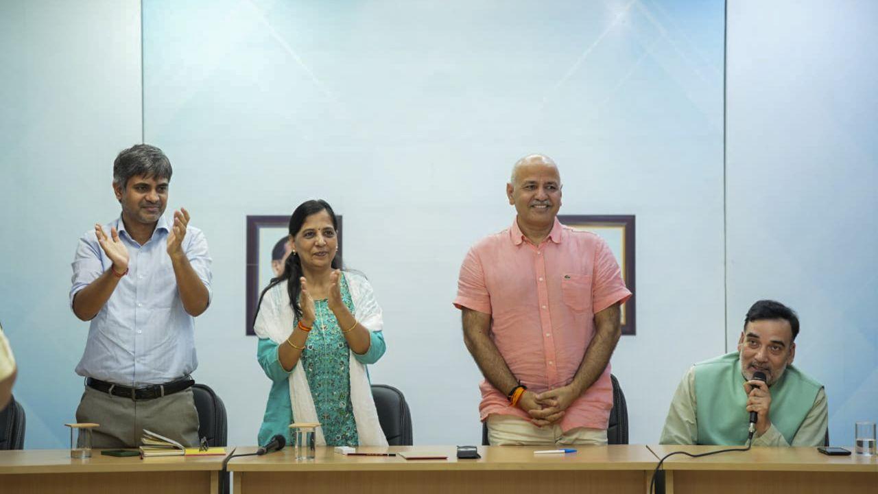 After a 17-month absence, Manish Sisodia held a meeting with volunteers from his Patparganj Assembly constituency. He praised their tireless efforts in serving the community despite adverse circumstances. Sisodia’s message was clear: the AAP will soon overcome the crisis and return to power with a significant majority.