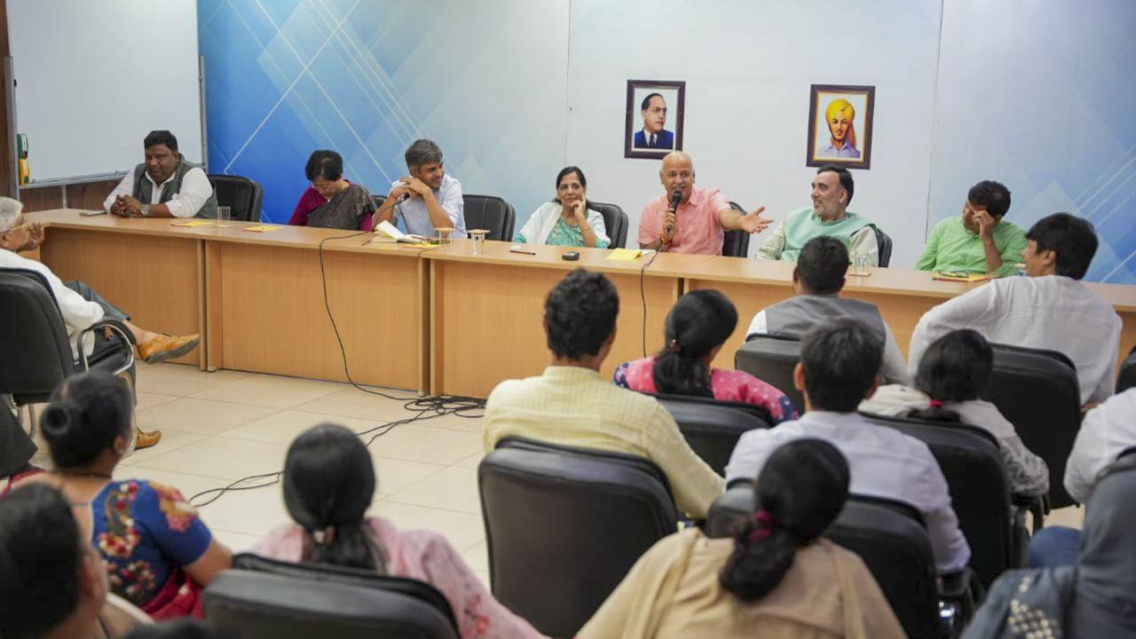 During a meeting with volunteers, Manish Sisodia encouraged them to remain strong and united. He assured them that the AAP would soon overcome the current crisis. Sisodia’s words were a rallying cry for the party as it prepares for the upcoming Delhi Assembly elections, aiming for a landslide victory.