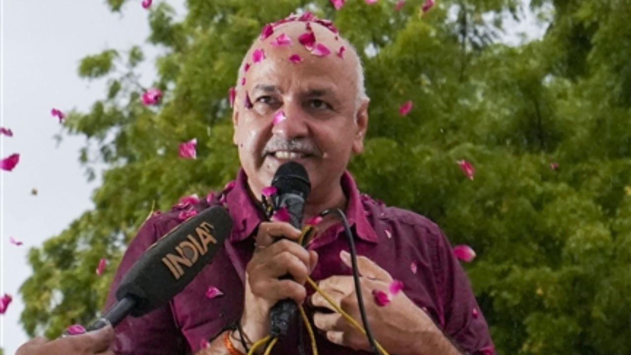 Upon his release, Manish Sisodia was met with an outpouring of affection from party members who showered him with rose petals. Dressed in a maroon shirt, Sisodia greeted the waiting crowd, which included prominent AAP leaders such as Atishi, Sanjay Singh, and Durgesh Pathak.