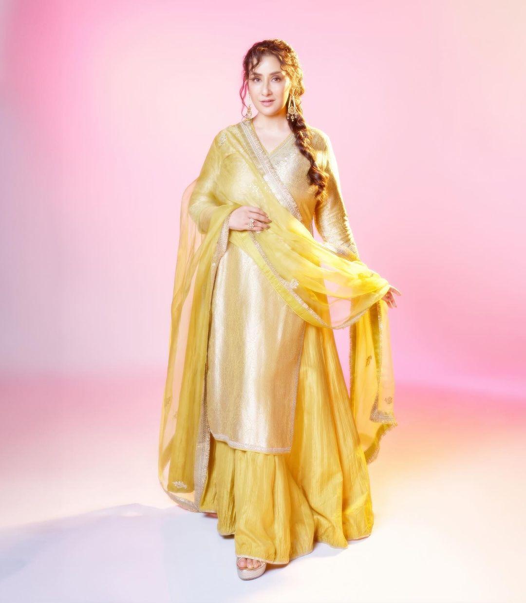 Set against the backdrop of India's struggle for independence in the 1940s, the show explores the lives of courtesans and their patrons, delving into the cultural dynamics of Heera Mandi