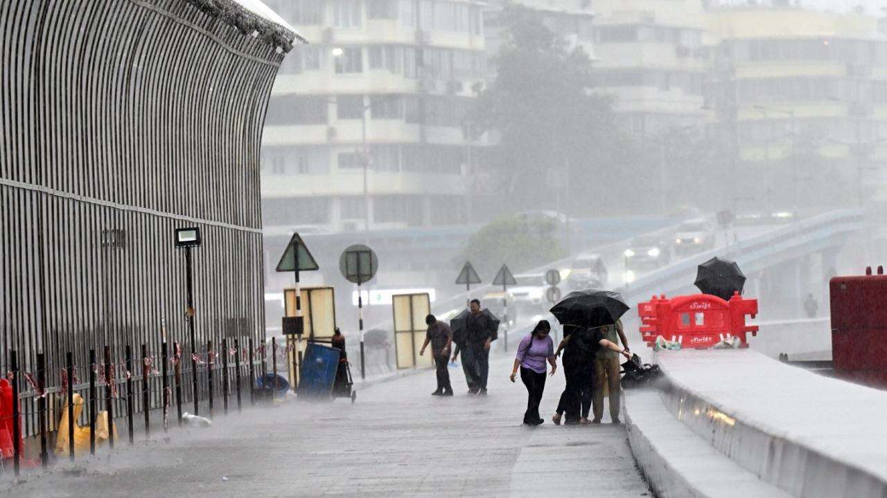 Days after a break, heavy rains returned to Mumbai and its adjoining areas on Saturday. Pics/Sameer Abedi, Satej Shinde and Shadab Khan