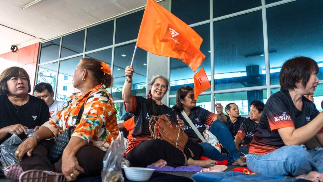 The court's decision includes a 10-year ban on political activity for the party's executive members. This ban affects prominent figures such as the former leader Pita Limjaroenrat and the current chief Chaithawat Tulathon, who led the campaign for the law's amendment.