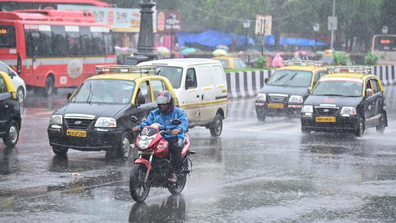 Meanwhile, thunderstorms accompanied by lightning and moderate rain with gusty winds reaching 30-40 km/h are expected in Ahmednagar, Jalgaon, Nandurbar, Dhule, Satara, Kolhapur, Nanded, Hingoli, and Thane districts. 